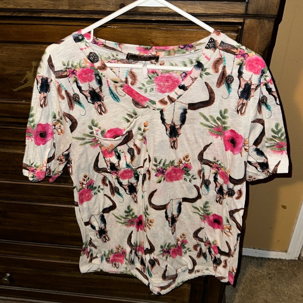 Cute v neck pocket tee